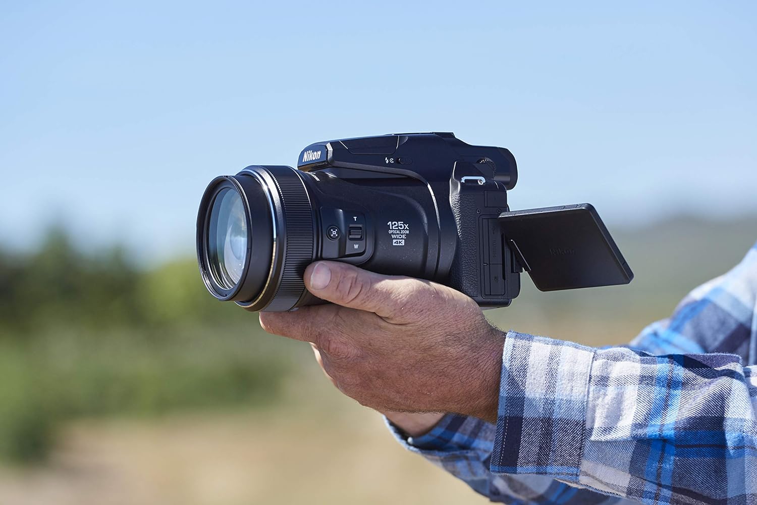Nikon Coolpix P1000 Noir - Appareil photo 16 MP - Zoom optique 125x - Vidéo 4K UHD/30p - HDMI - USB - Ecran ACL 3.2" orientable - Wi-Fi - Bluetooth 4.1