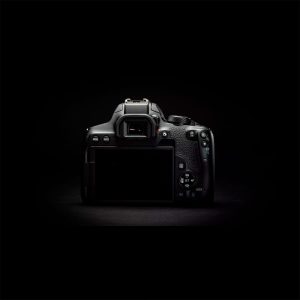 Canon EOS 850D Noir + 18-55 IS STM Noir - Appareil photo 24.1 MP - ISO 25600 - Vidéo 4K UHD - Ecran LCD 3" tactile et orientable - Wi-Fi/Bluetooth - Objectif 18-55 IS STM Noir