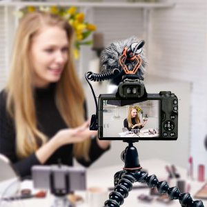 Canon EOS M50 Mark II Noir VLOGGER KiT + EF-M 15-45 mm IS STM Noir Appareil photo hybride Vlogger Kit 24.1 MP - Vidéo 4K - AF CMOS Dual Pixel - Ecran LCD tactile orientable 3" - Wi-Fi/NFC - Bluetooth + Objectif EF-M 15-45 mm IS STM + Micro Rode + Tripod + SD 32Go