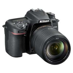 Nikon D7500 + AF-S DX NIKKOR 18-140mm VR - Appareil Photo Réflex Numérique 20.9 MP - Ecran inclinable 3.2" - Vidéo Ultra HD - Wi-Fi