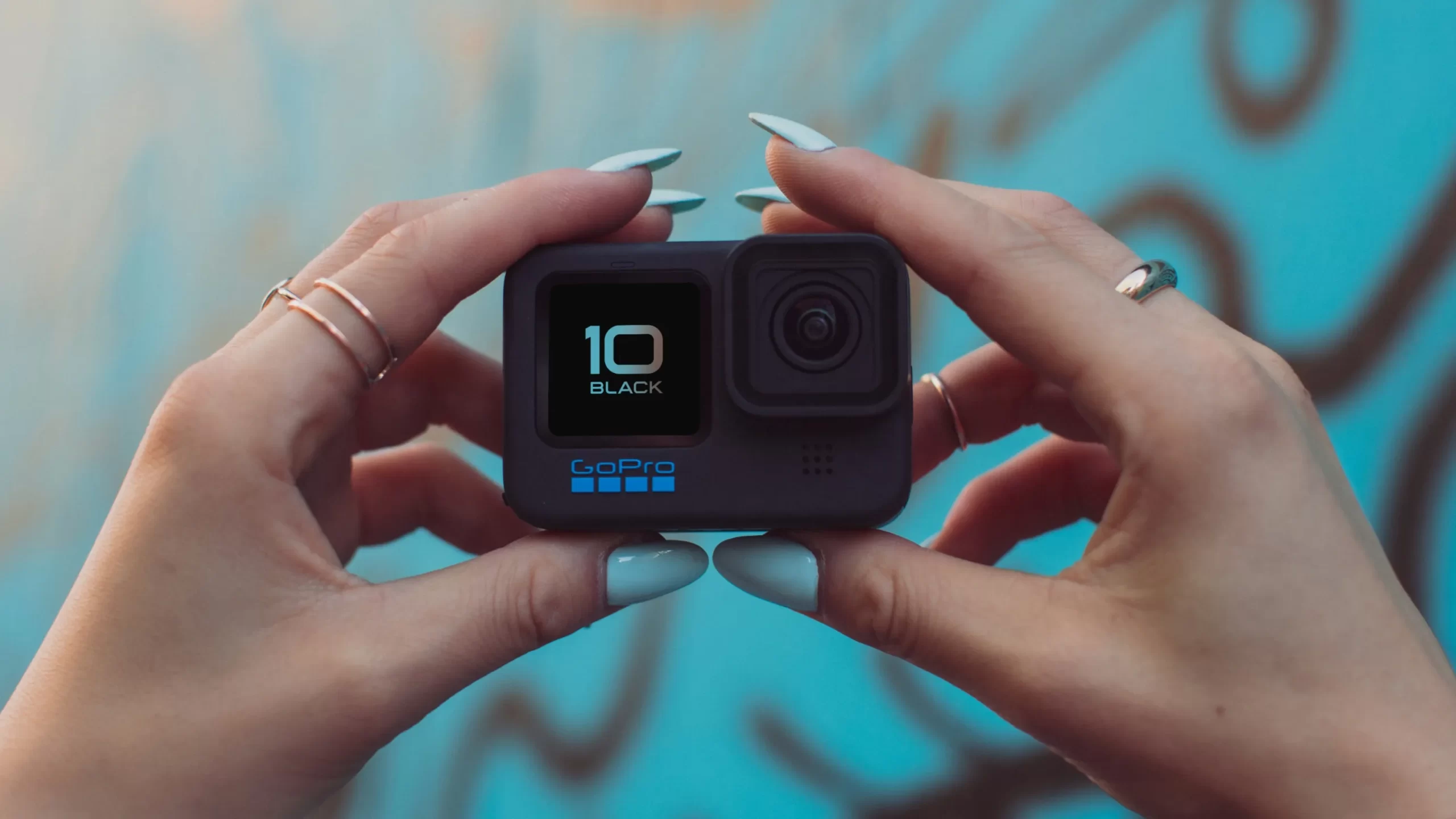 GoPro HERO10 Black - Appareil Photo Caméra sportive étanche 5.3K - Photo 23 MP HDR - HyperSmooth 4.0 - Ralenti 8x - Double Ecran - LiveStream 1080p - Mode webcam - Contrôle vocal - Wi-Fi/Bluetooth - Fixation intégrée