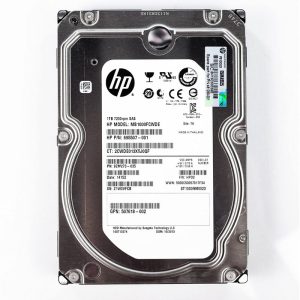 Le disque dur serveur HP MB1000FCWDE offre une capacité de stockage généreuse de 1 To, idéale pour répondre aux besoins de stockage croissants des entreprises. Doté d'une interface SCSI attaché en série (SAS), ce disque dur garantit des transferts de données rapides et une connectivité fiable, assurant ainsi des performances optimales pour les charges de travail professionnelles les plus exigeantes. Avec son facteur de forme de 3,5 pouces, ce disque dur s'intègre facilement dans la plupart des configurations de serveurs, offrant une solution de stockage polyvalente et efficace. Son poids léger de seulement 2 livres en fait également un choix pratique pour les déploiements de serveurs en rack ou en tour. Grâce à sa vitesse de rotation de 7200 tr/min, le disque dur HP MB1000FCWDE offre des temps d'accès rapides et des performances fluides, ce qui en fait un choix idéal pour les applications nécessitant une lecture et une écriture de données rapides et constantes. La fiabilité et la durabilité sont au cœur de la conception de ce disque dur HP. Avec des composants de haute qualité et une construction robuste, il est conçu pour fonctionner de manière fiable dans des environnements de serveurs exigeants, minimisant ainsi les temps d'arrêt et assurant la continuité des opérations commerciales. En résumé, le disque dur serveur HP MB1000FCWDE offre une combinaison imbattable de capacité, de performances et de fiabilité, en faisant un choix de stockage idéal pour les entreprises soucieuses de la sécurité et de l'efficacité de leurs données.